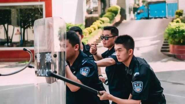 警用钢叉有多牛?号称黑势力的克星,被它套住堪称绝望