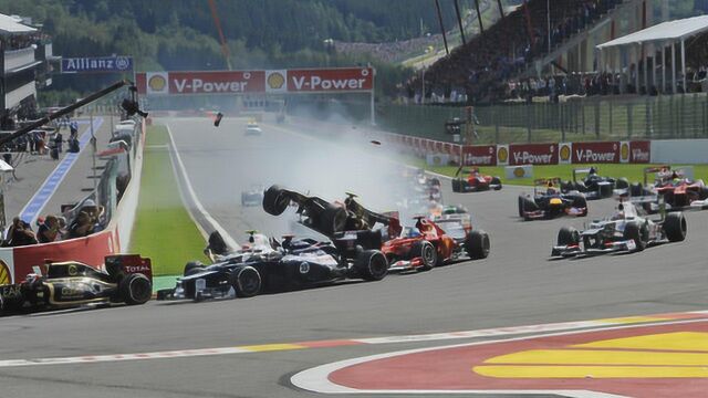 F1比利时站五大惊险瞬间 莱科宁赛车雨中疯狂打转就是不退赛!