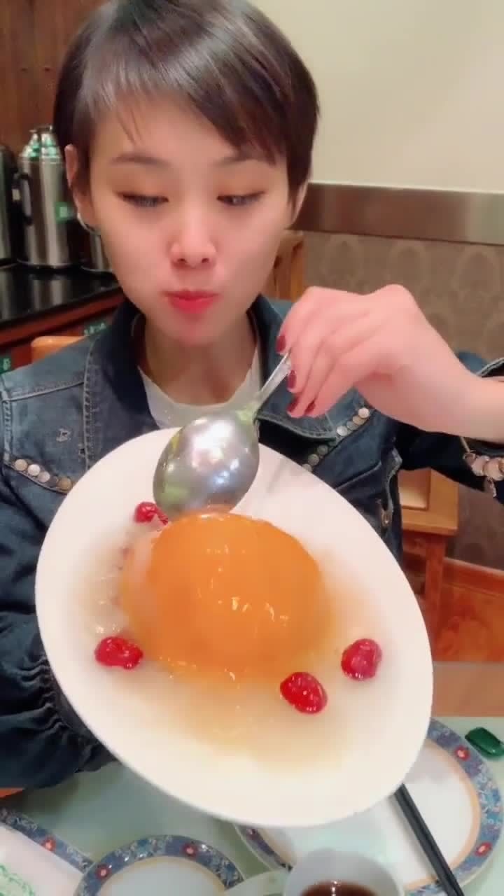 吃播大牙妹:今天吃的八宝南瓜饭,看她吃的真香