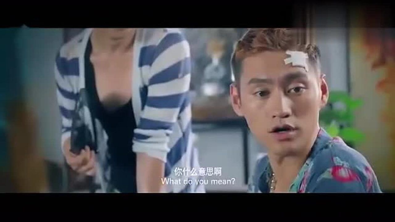小伙激动把美女的超短裤给扒了，看了个一清二楚，美女说：脱都脱_高清