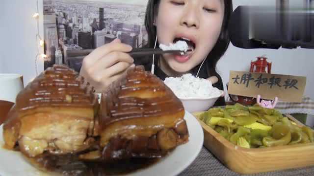 软软有多爱吃肥肉,看见宝塔肉超兴奋,还专门挑肥肉吃