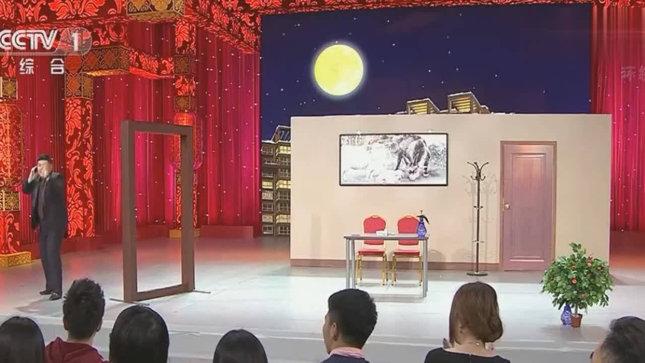 小品冯巩和张小斐争着开门的样子看着真是太逗了