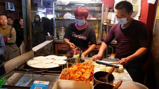 实拍南京网红鸡蛋灌饼,豫式先煎后烤!最贵10元,排队20分钟正常