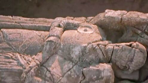 考古学家挖出几百年前石棺，不料里面躺的竟是自己，让人匪夷所思