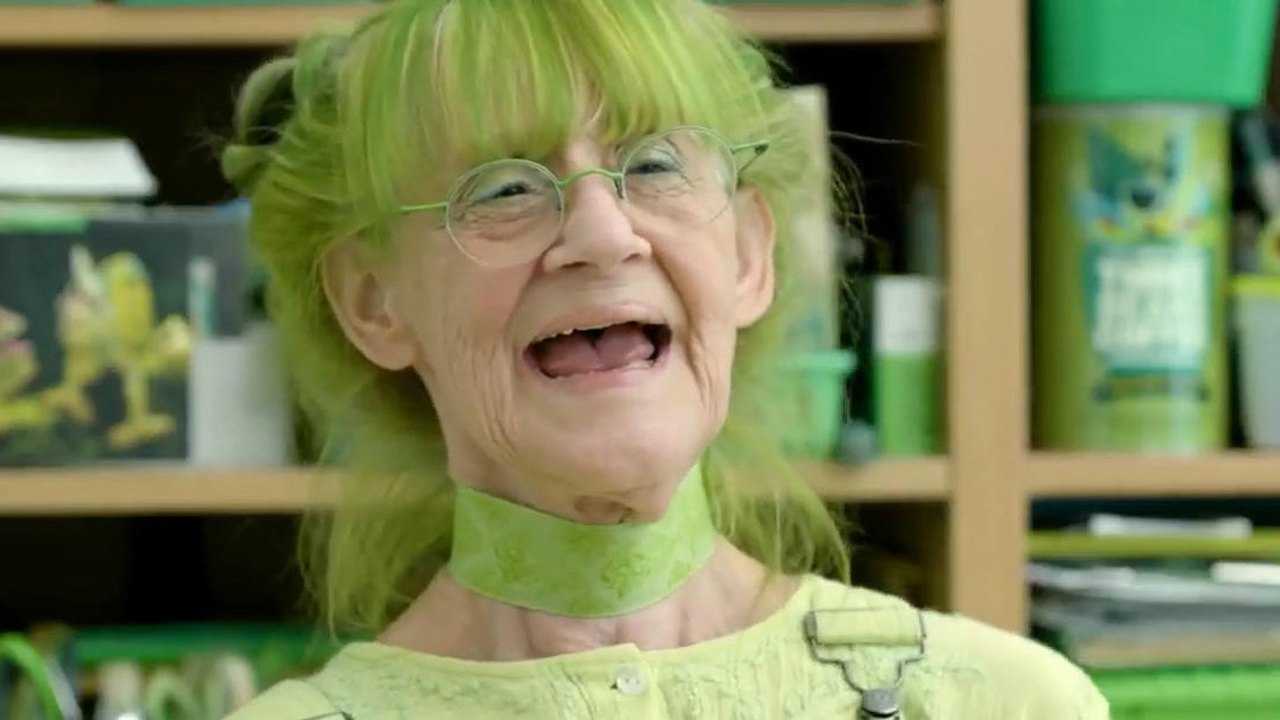 国外"极度"喜爱绿色的老太太,不光是衣服帽子,就连头发都染绿了