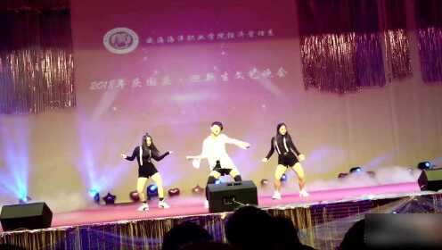 迎新晚会小哥哥跳韩舞太妖娆，台下男同学都看激动了！ - 腾讯视频