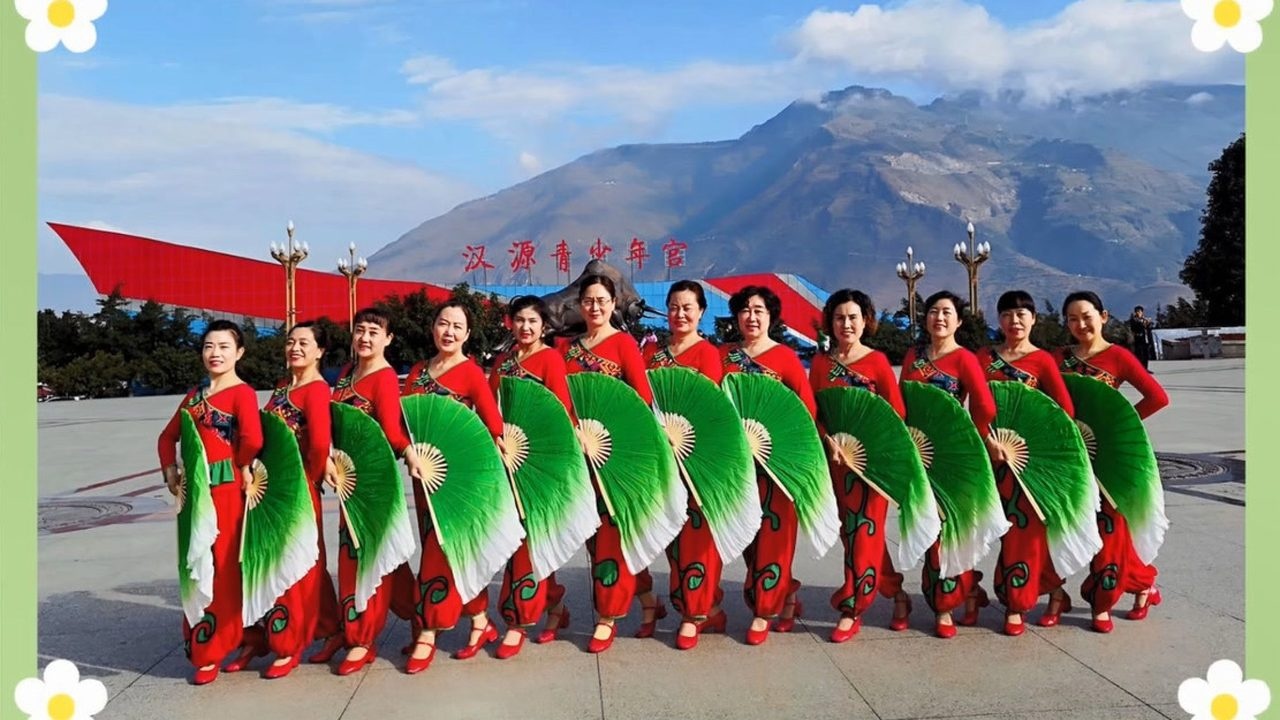 变队形秧歌大扇子舞《荞麦花》真是景美舞美人更美