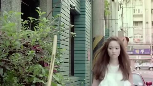 陈芳语《爱你》音乐MV版 歌曲以简单却深刻的歌词与悦耳旋律生动描绘