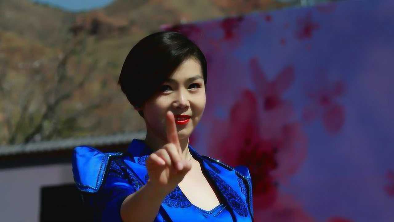 苏勒亚其其格唱《情歌飞扬》,舞台上挥洒自如!