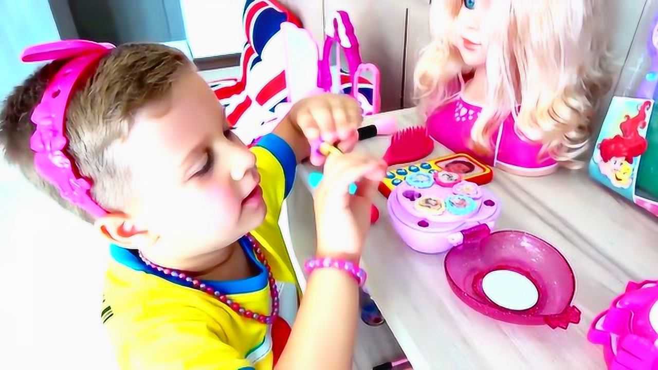 淘气的小男孩把自己打扮成了小女孩