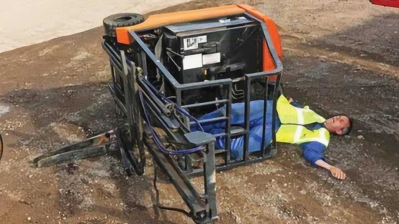 终于知道为啥不能站在叉车上扶着了,看事故太惨烈,你经历过没?_腾讯视