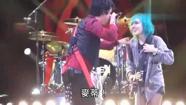 GreenDay演唱会邀请台下美女上台,拿起吉他就弹,居然引起欢呼!