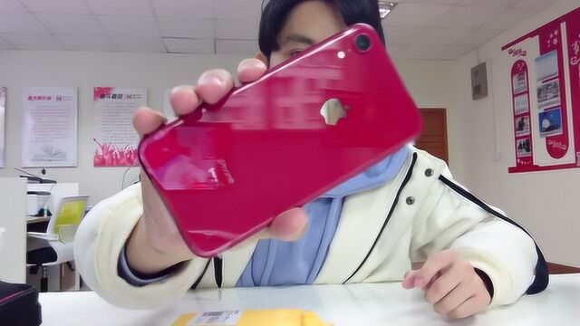 小伙开箱iPhone XR,才花了4000元,没想到翻车了?