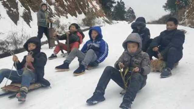 苗民遇大雪,公路当雪场木板能当橇,自制工具齐滑雪