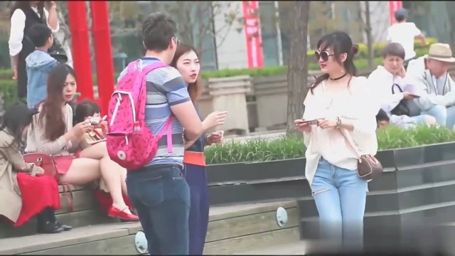 外国人问中国女生“可以拍接吻的照片吗”没想到全都答应了