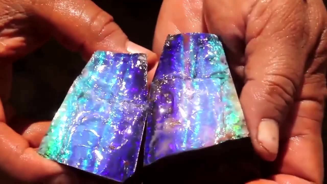 挖矿工切开其貌不扬矿石 里面的色彩太惊艳