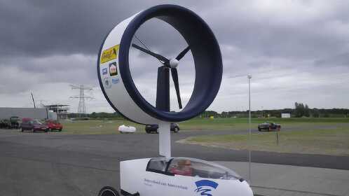 国外小伙发明风力汽车风能利用率高达79将颠覆现有交通