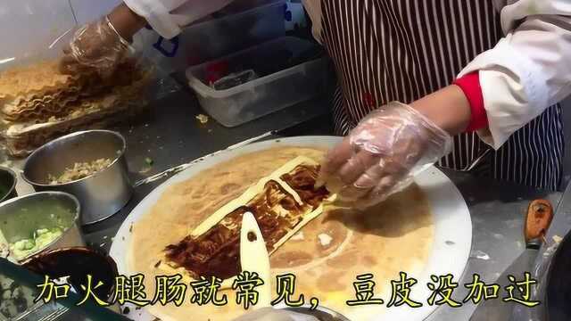 河北大姐摊煎饼果子,6元一套,夹这些食材还是头一次见