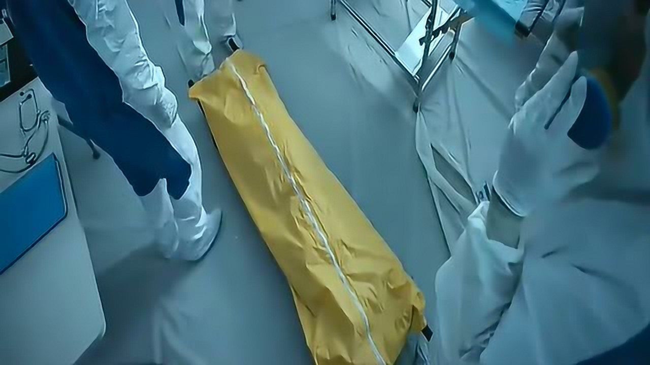美女时候被法医验尸打开尸体袋子后众人全部毙命