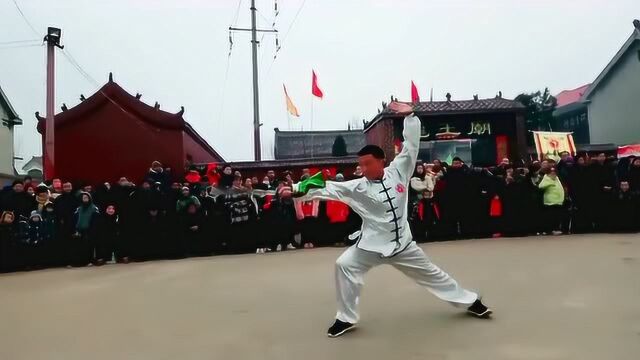 村里刀术高手,现场表演拿手武技“梅花刀”,行家看看水平如何