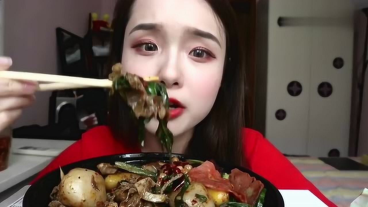 哎哟阿尤吃播吃全荤麻辣烫爆辣牛肉丝看美女吃饭就是过瘾