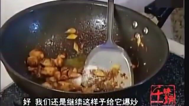 千味坊:放入调味料调味,酱爆兔肉出锅