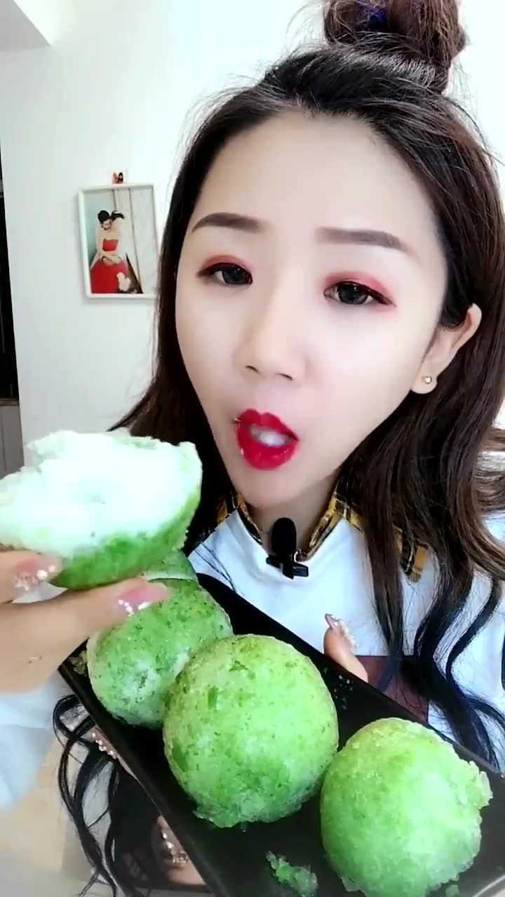 吃冰小姐姐,这次吃绿色奶冰,吃起来特别甜,软软的
