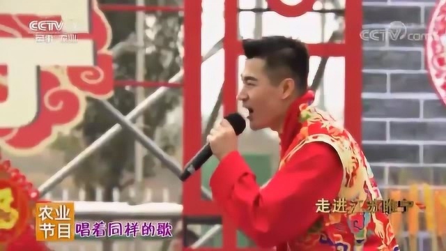 白加黑组合现场演唱《新年快乐》,观众热情高涨