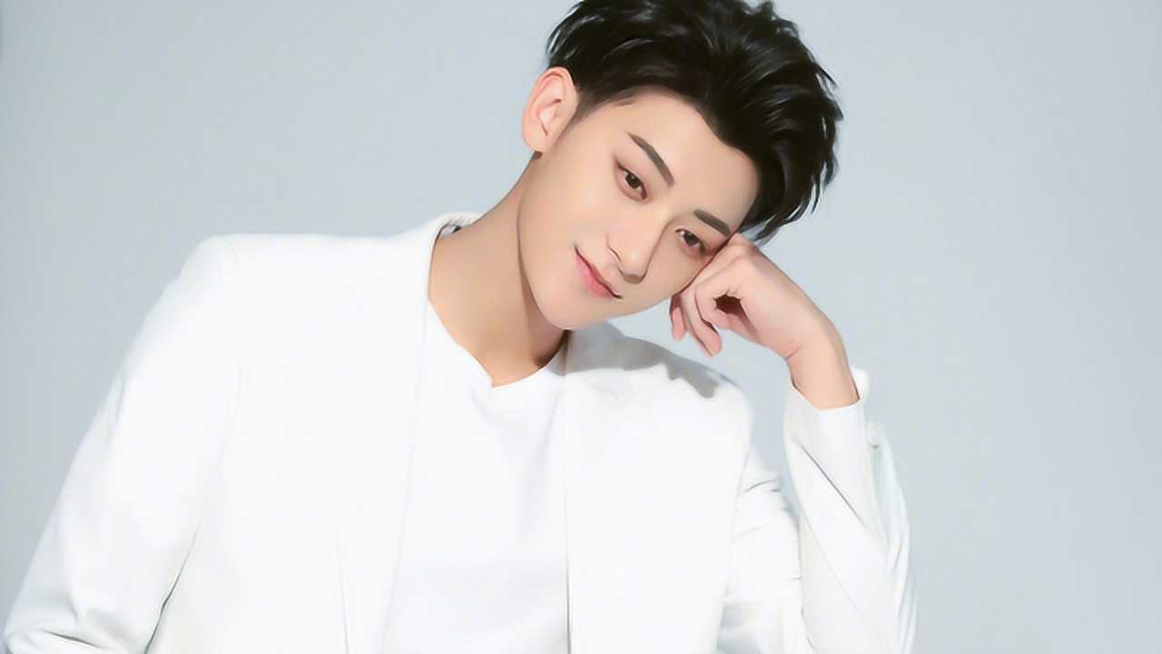 黄子韬白西装造型完美演绎"男友style"