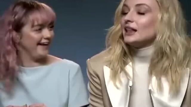 Maisie和Sophie一起接受采访提问“你会吻/嫁/杀谁?”