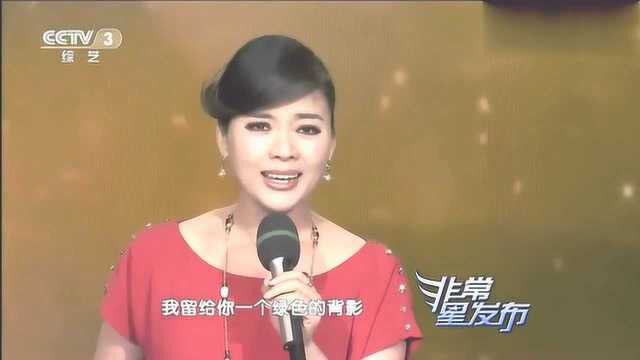 陈思思献唱军歌《绿色背影》歌声刚中带柔,人美歌甜,陶醉其中