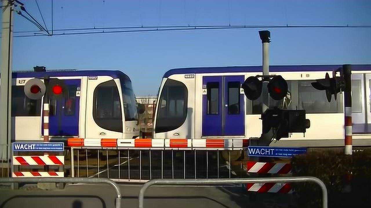 荷兰铁路交叉口,两列客列相遇通过交叉口