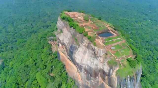 神奇 巨大的石头山顶上竟然有一潭水 还有古老的建筑遗址