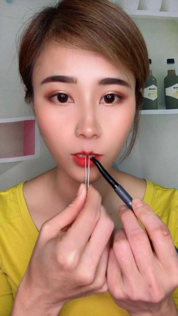 现在的人都喜欢往嘴唇中间打一颗唇珠,我怕疼又怕花钱,自己做一个