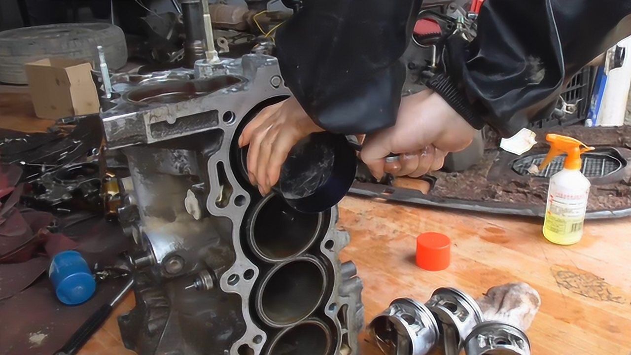 实拍老司机安装发动机活塞,看他是怎么捅进去的?