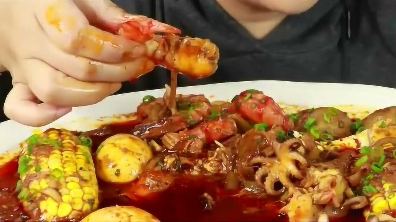 带你吃美食美女海鲜吃播手剥大虾蘸着酱料吃得超级满足