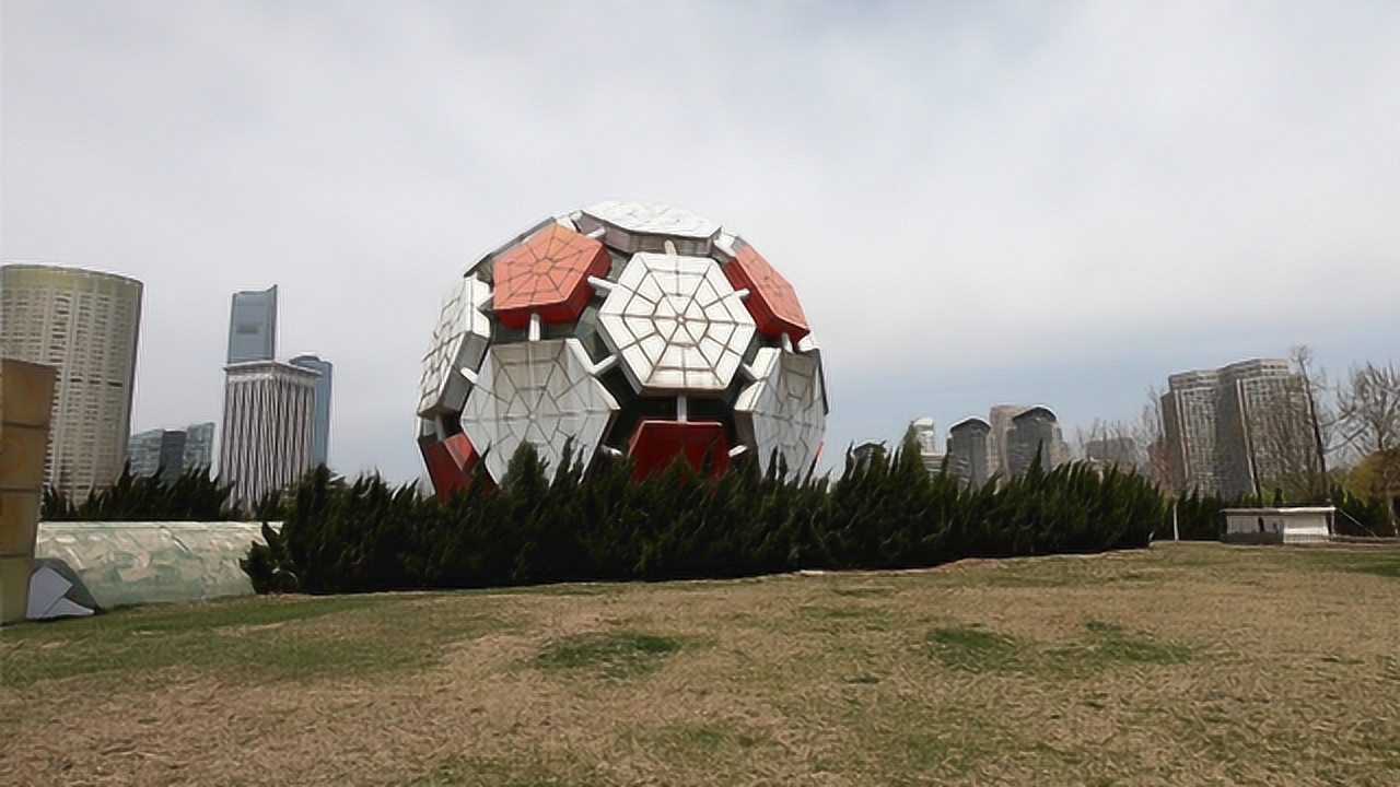 近距拍摄大连劳动公园"巨型足球"现状?里面不敢看,外观真壮观