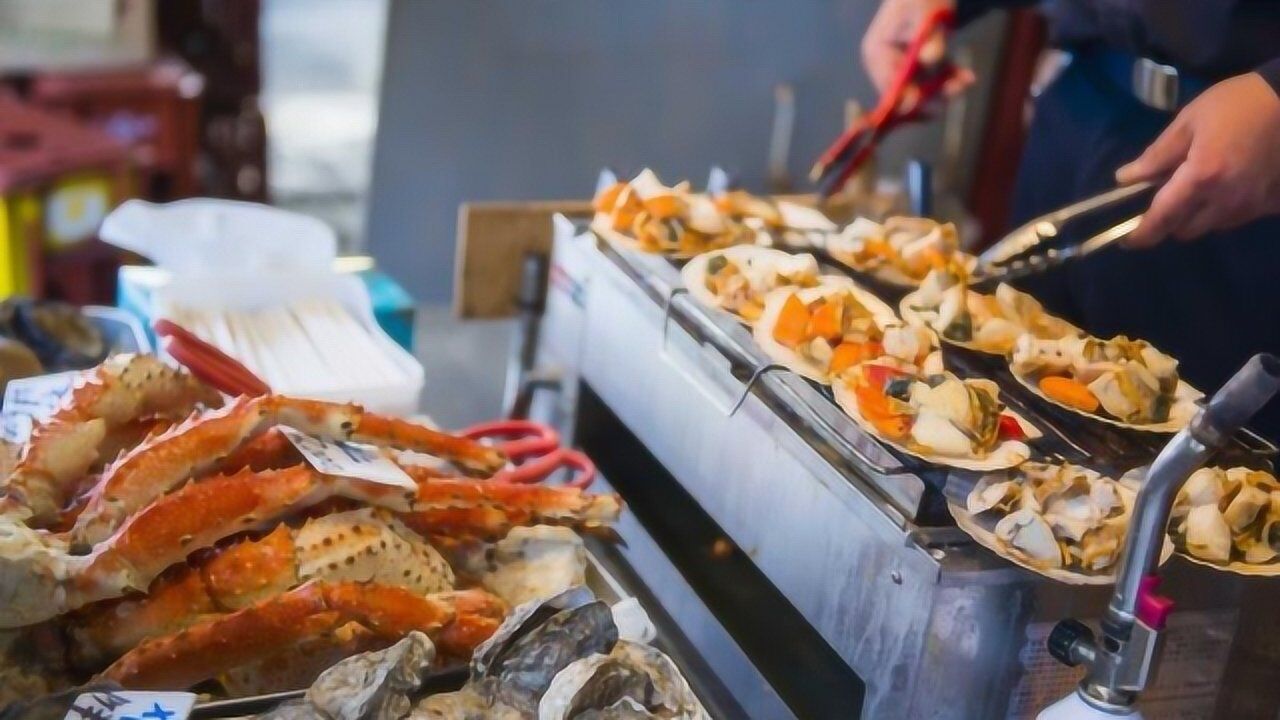 残忍的日本地狱烧直接把活鲍鱼拿出来烤网友张不开口了