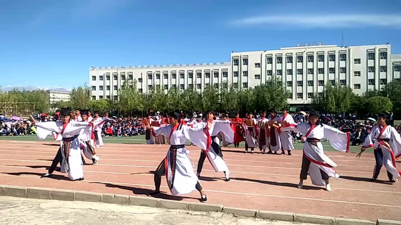 乌什县国庆中学学生精彩的论语表演