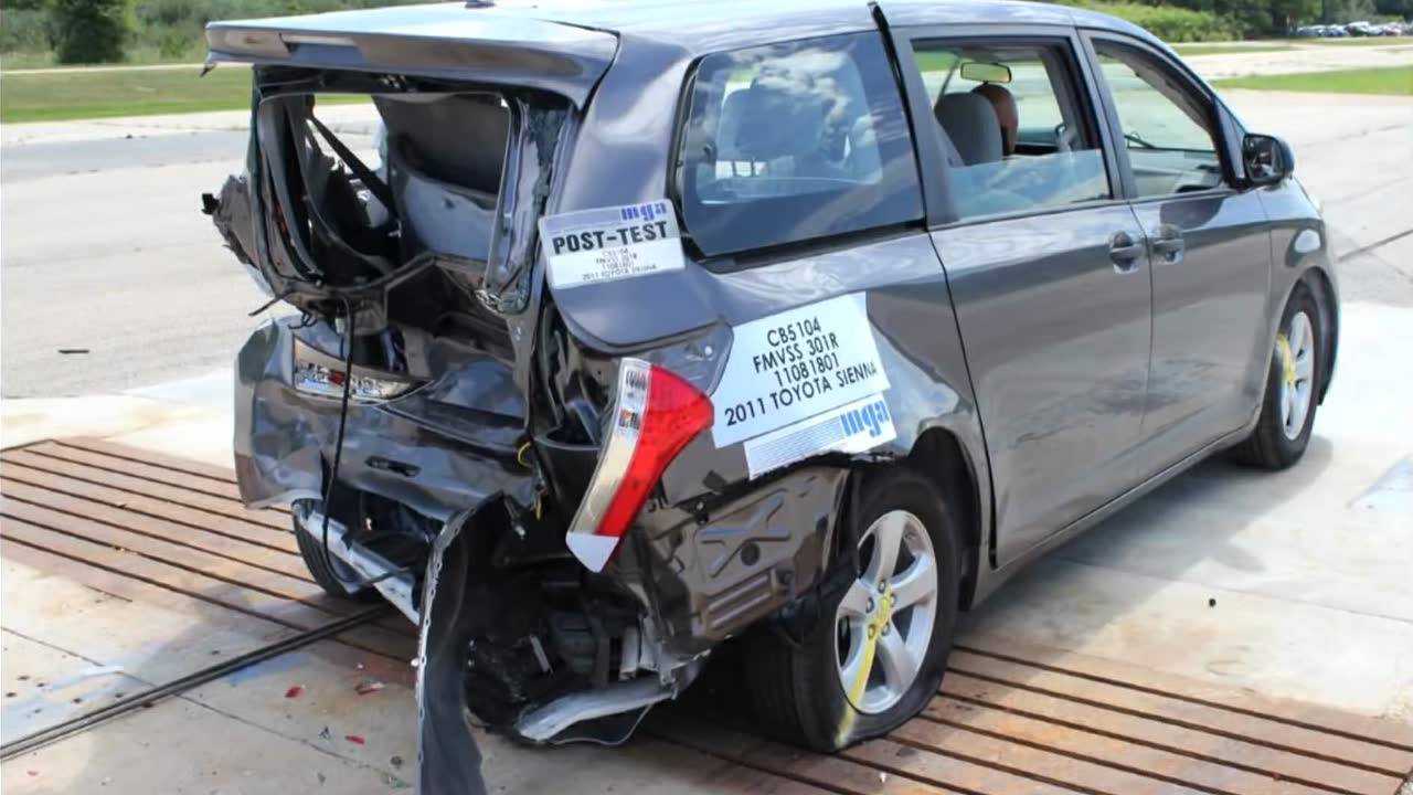 丰田塞纳追尾碰撞测试