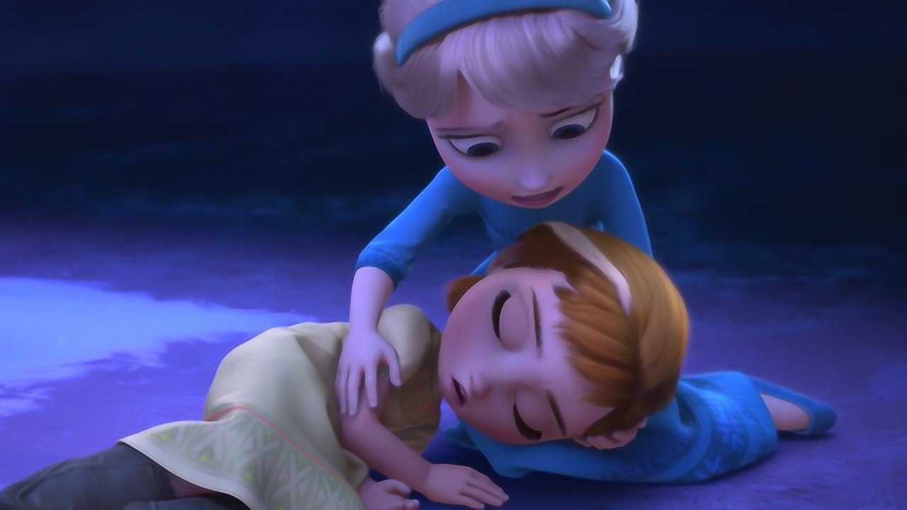 艾莎用魔法陪小安娜玩,却意外伤害到妹妹,艾莎吓到哭起来!