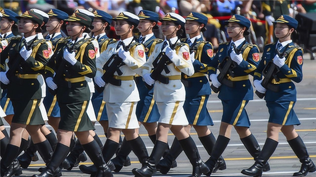 當中國閱兵遇上世界閱兵:中國女兵壓軸出場,前面的軍隊都尷尬了