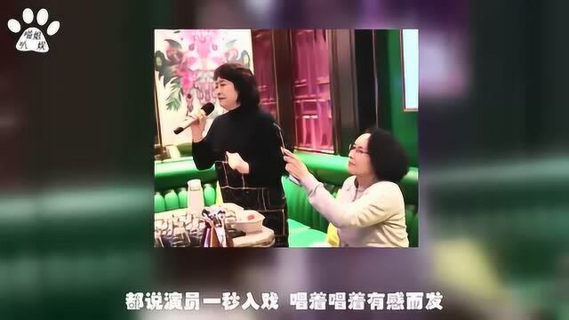 潘虹王馥荔五姐妹团聚,追逐打闹如孩子般任性,KTV唱歌接地气