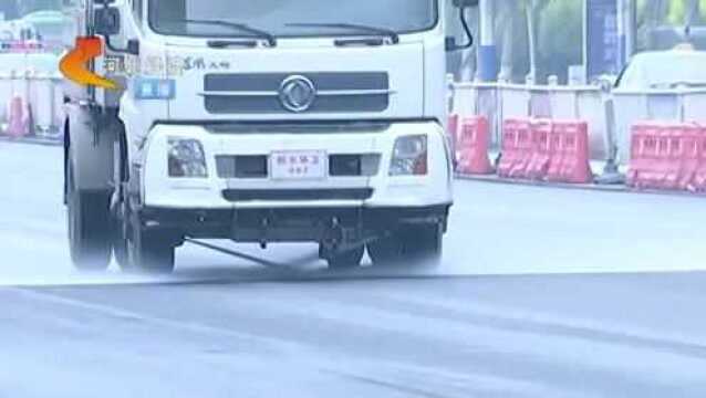 压实线随意变道,无牌洒水车任性行驶没人管?交警大队:外包了