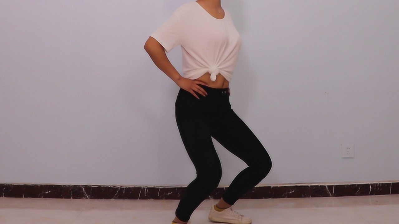 "半蹲"真正的减肥之王,掌握两个小窍门,蹲一天瘦一圈