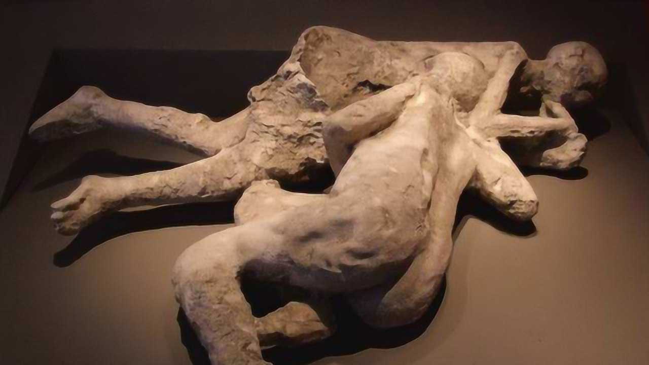 意大利火山爆发小情侣被活活烧死尸体姿势让人落泪