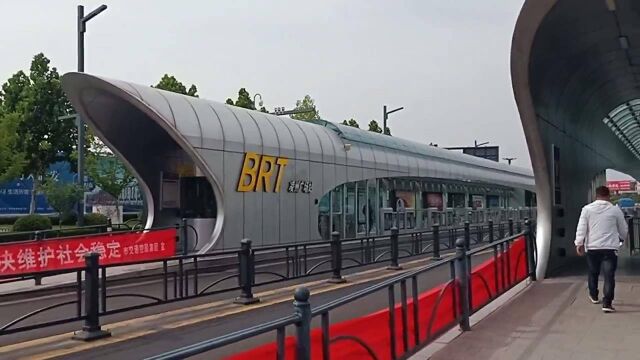 自驾旅行到达江苏连云港,BRT公交站建设的非常漂亮