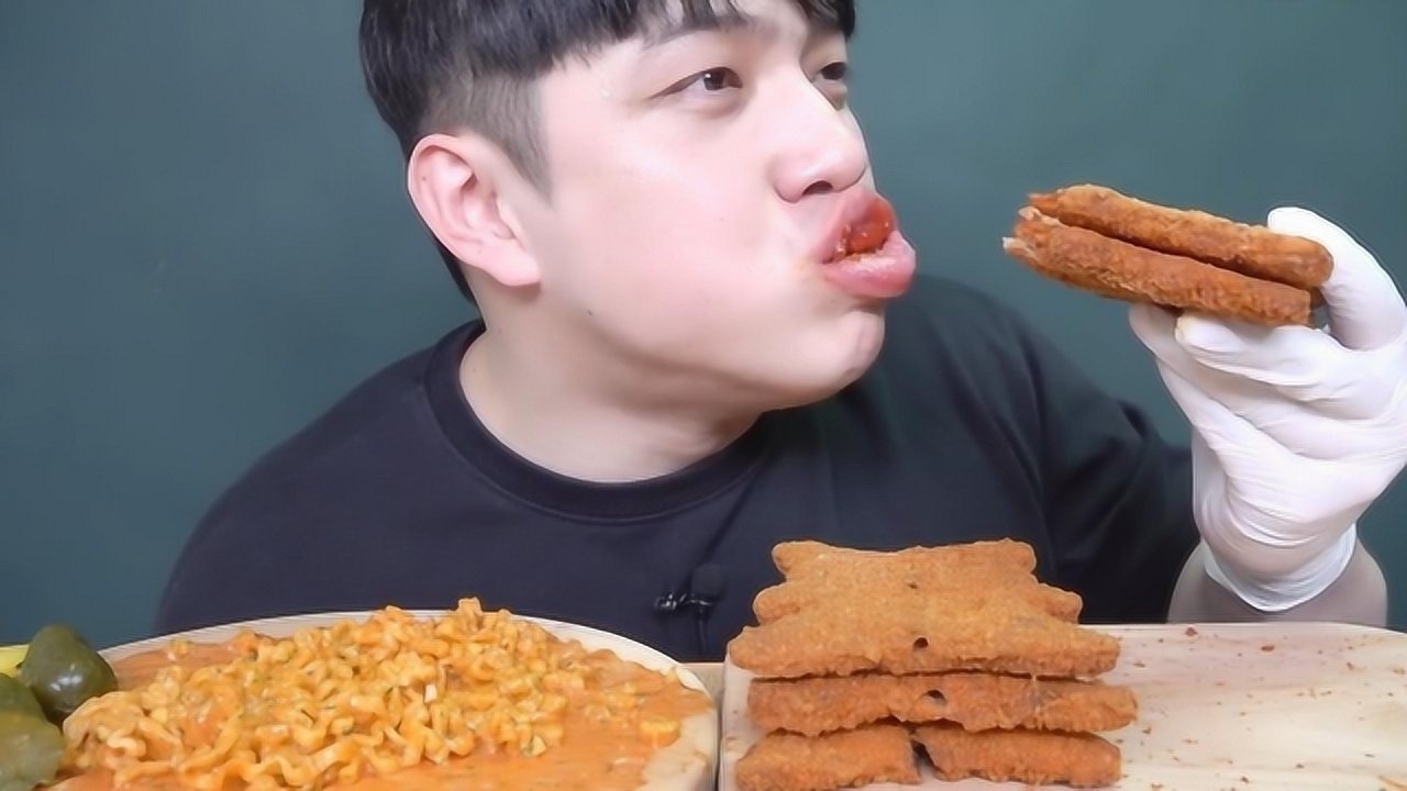 大胃王挑战高热量鸡排,两个摞在一起吃,真怕他把嘴撑破