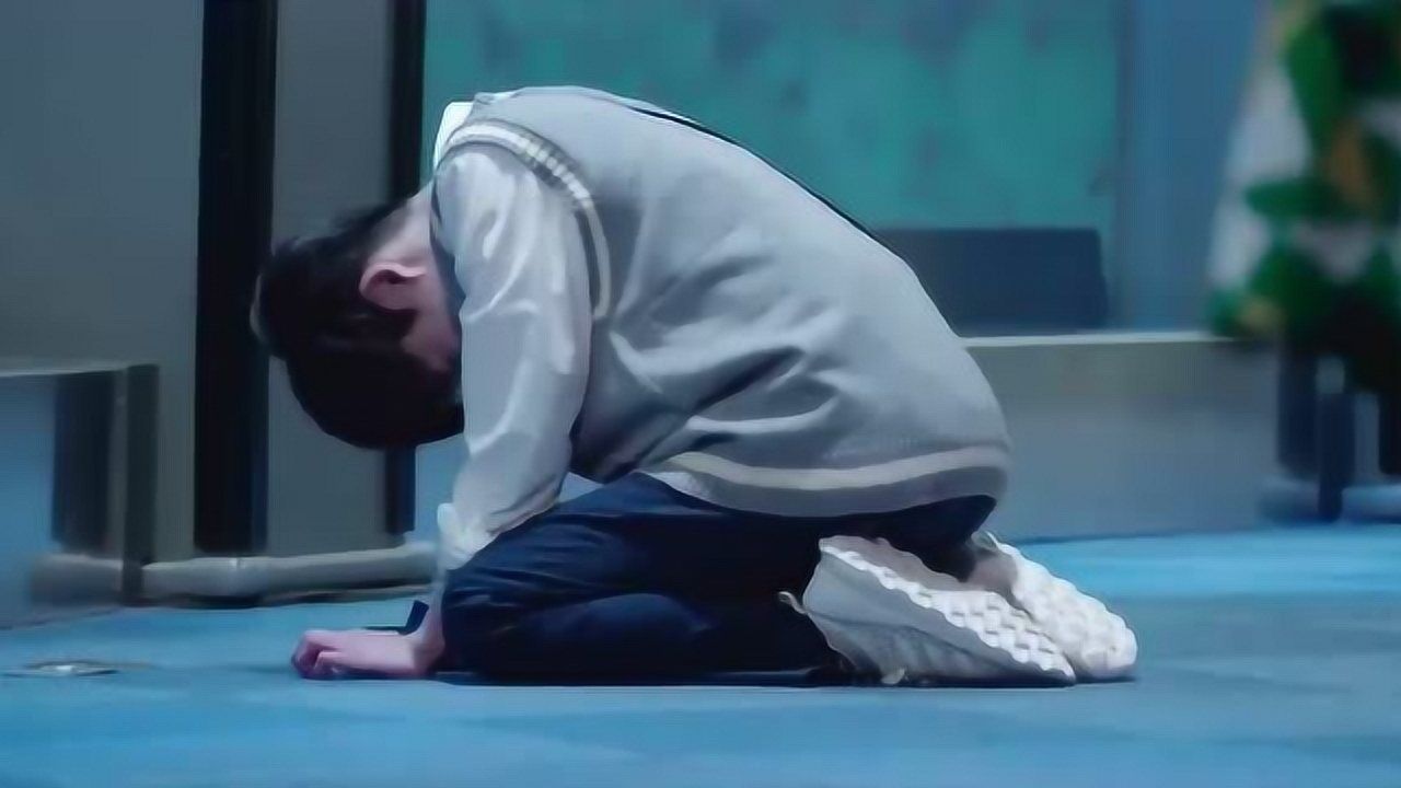 男孩非常难过,跪在地上哭泣