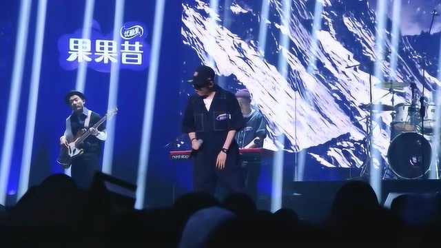 黑撒乐队登台演唱,带来一首越过山丘